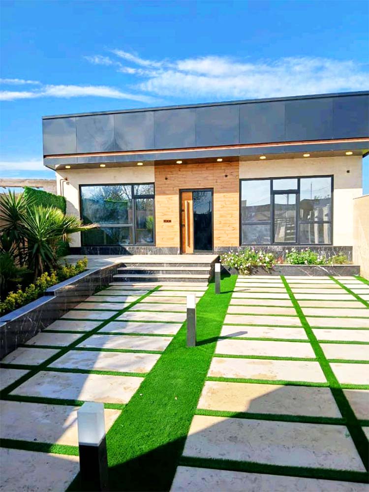 تصویر یک ویلای نما مدرن و محوطه سازی شده با موزاییک و چمن مصنوعی
