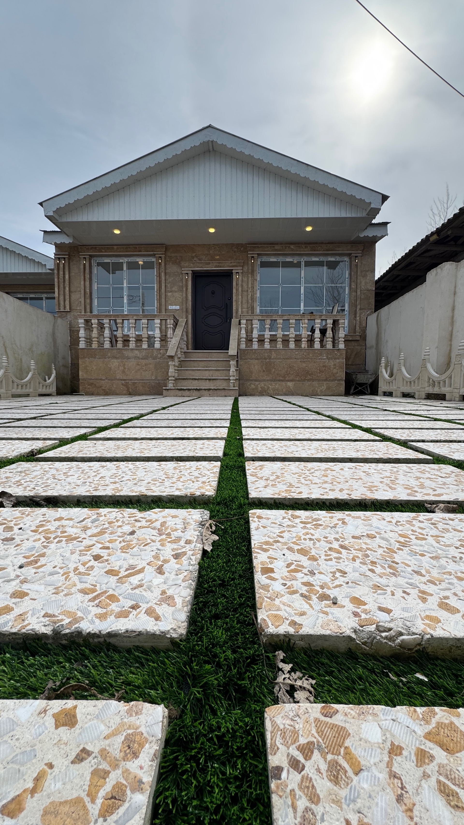 تصویر یه ویلای فلت در موقعیت روستایی با محوطه بزرگ