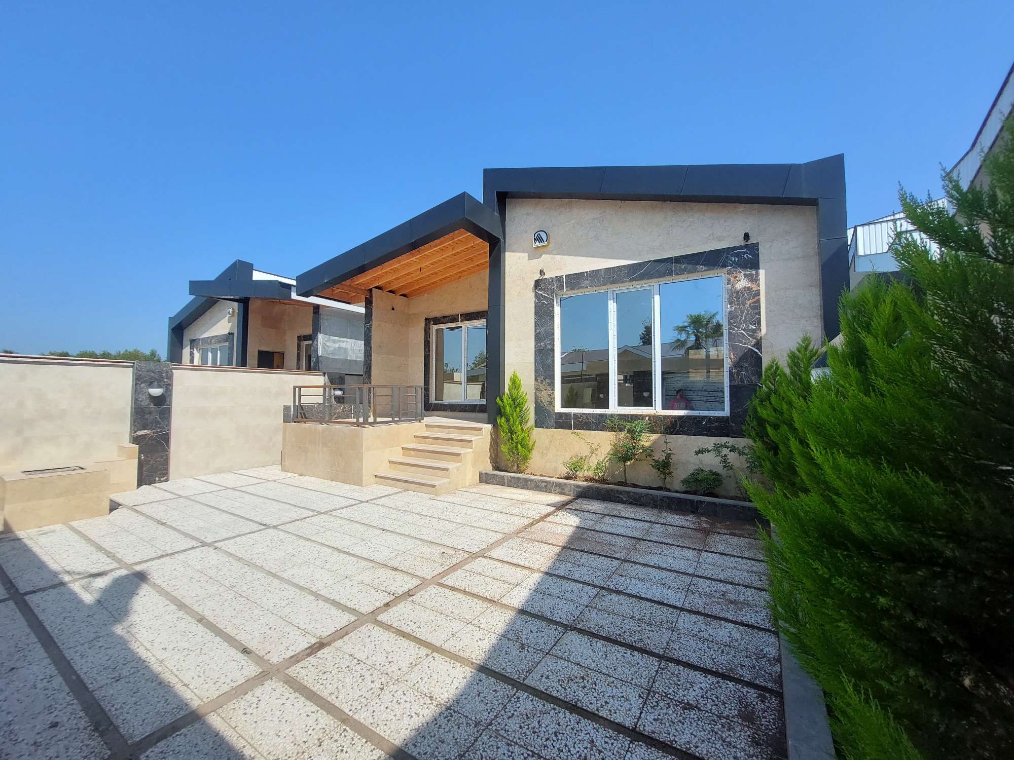 تویرویلای نمامدرن محوطه سازی شده