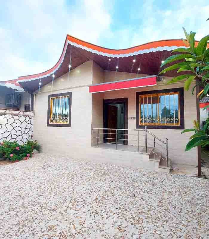 تصویر یه ویلای فلت در موقعیت روستایی با محوطه بزرگ