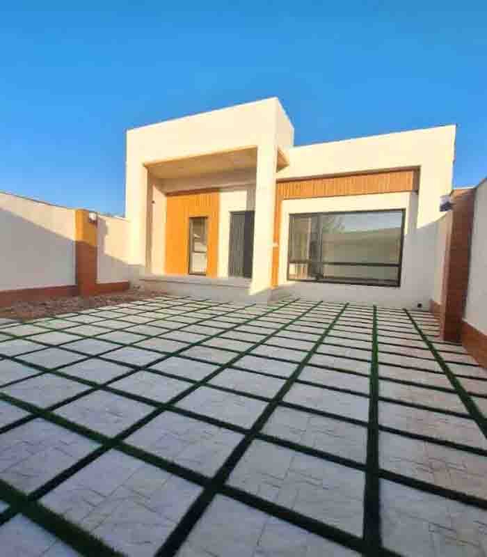 تصویر یک ویلای نما مدرن و محوطه سازی شده با موزاییک و چمن مصنوعی