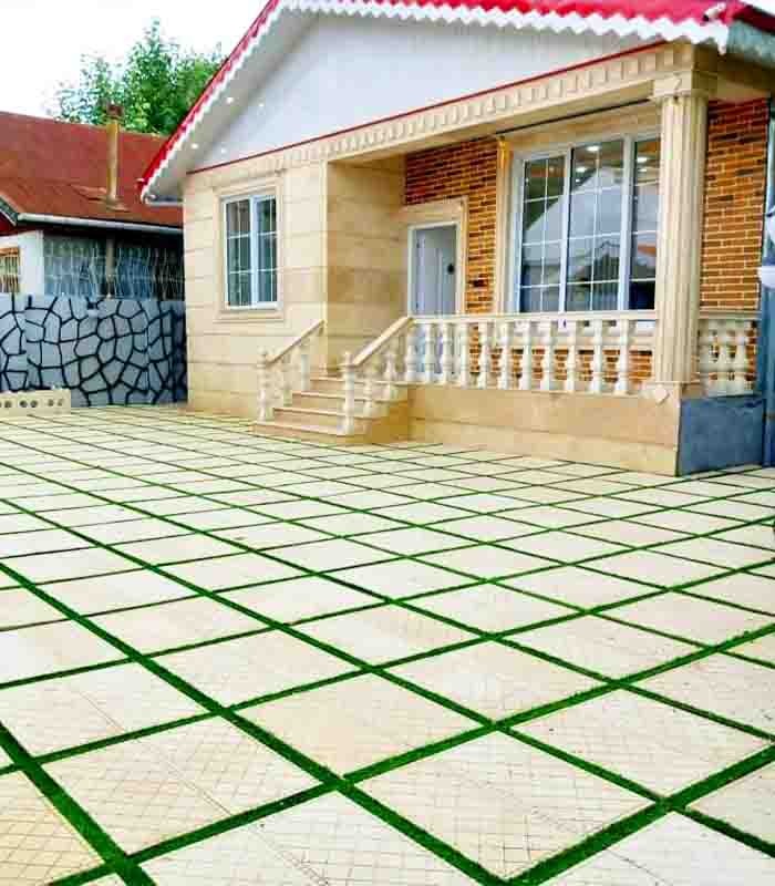 تصویر یک ویلای فلت روستایی که محوطه سازی شده و از چمن مصنوعی استفاده شده