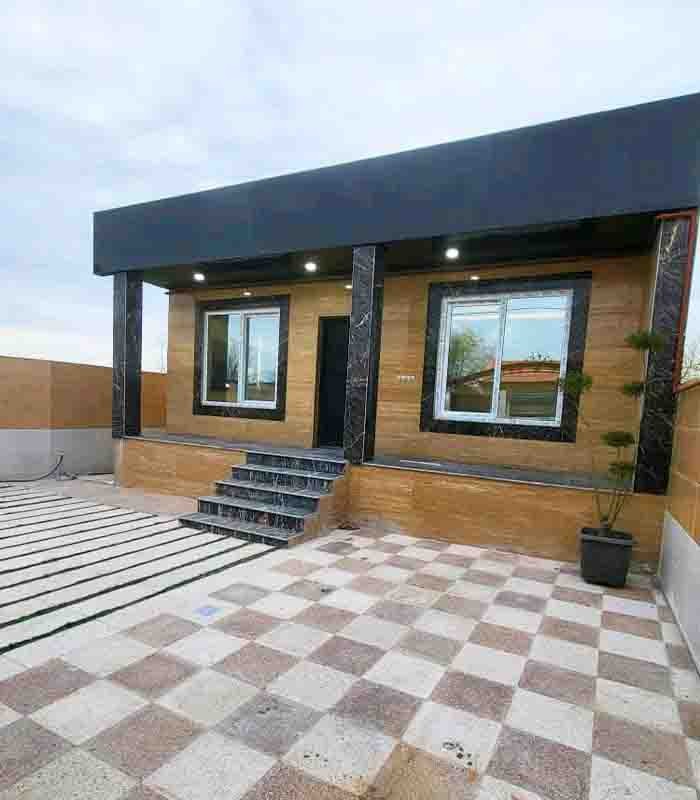 تصویر یک ویلای نما مدرن و محوطه سازی شده با موزاییک و چمن مصنوعی