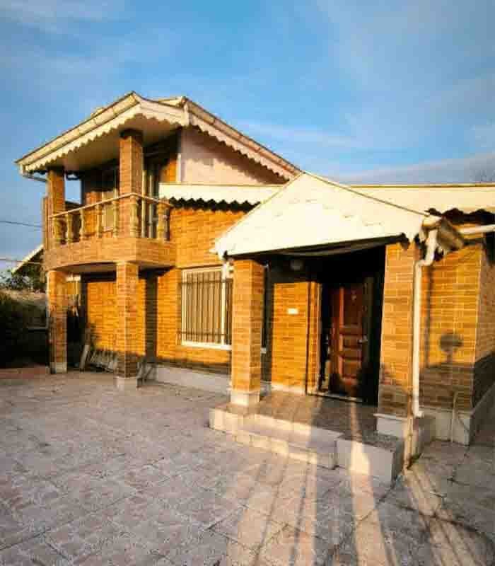 تصویر یه ویلای فلت در موقعیت روستایی با محوطه بزرگ