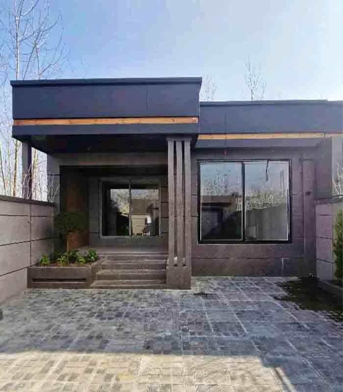 تصویر یک ویلای نما مدرن و محوطه سازی شده با موزاییک و چمن مصنوعی