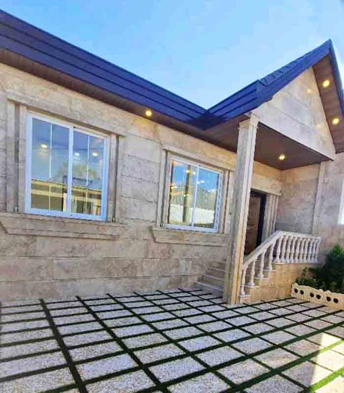 تصویر یه ویلای فلت در موقعیت شهری با محوطه بزرگ