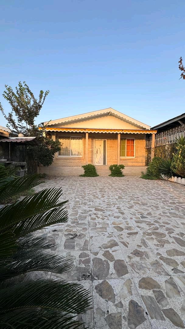 یک ویلای نما سنگ با حیاط بزرگ